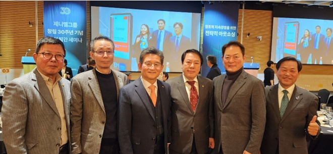 제니엘그룹 박인주 회장(왼쪽 세번째),아이넷방송그룹 박준희 회장(왼쪽 네 번째), 오리엔탈그룹 장재진 회장(오른쪽 두 번째) 등이 제니엘그룹 30주년을 축하하며 기념촬영.(사진제공=아이넷방송)