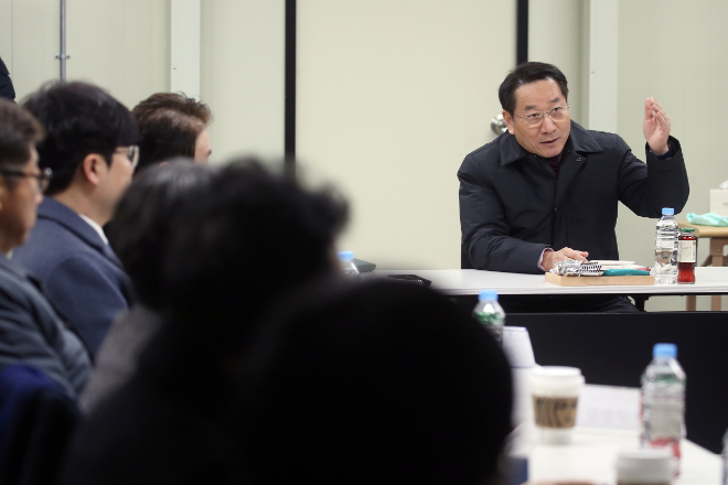유정복 인천광역시장과 현장 관계자가 대화를 나누는 모습 / 인천경제청