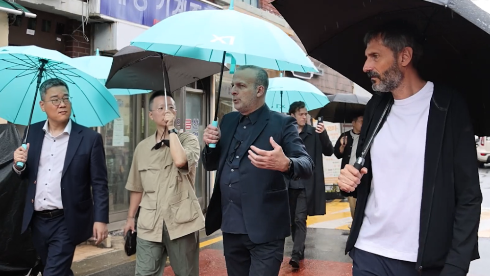 데이비드 치퍼필드 아키텍츠 소속 담당임원과 GS건설 관계자들이 성수1지구 현장을 둘러보고 있다.(사진=GS건설)