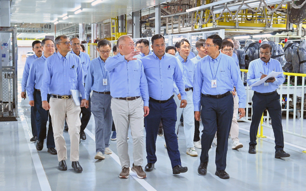 현대차그룹 정의선 회장이 현대차 인도 첸나이공장 임직원들과 함께 생산 라인을 점검하고 있다.(앞줄 오른쪽부터 무쿤단 현대차 인도 첸나이공장 생산실장, 고팔라 크리쉬난 현대차 인도권역 CMO, 정의선 회장, 타룬 갈그 현대차 인도권역본부장).(사진=현대차그룹)
