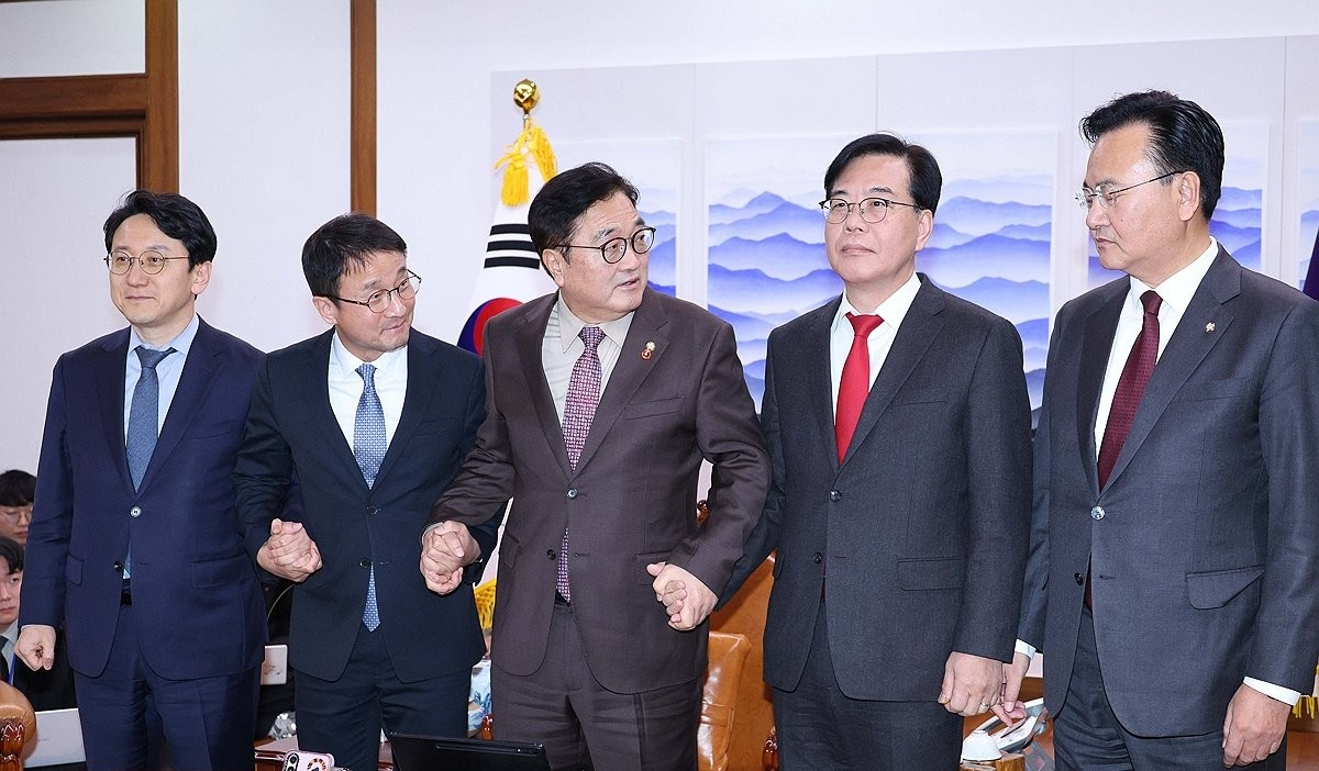 기념촬영하는 국회의장과 여야 원내대표(사진=연합뉴스)