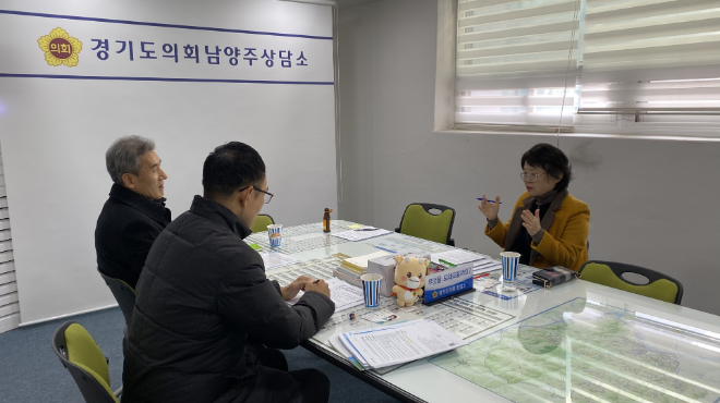 경기도의회 남양주시 지역상담소에서 농업정책과 관계자들과 함께 외국인 농업 계절근로자 근무 실태에 대한 후속 보고를 받고 있다 / 경기도의회