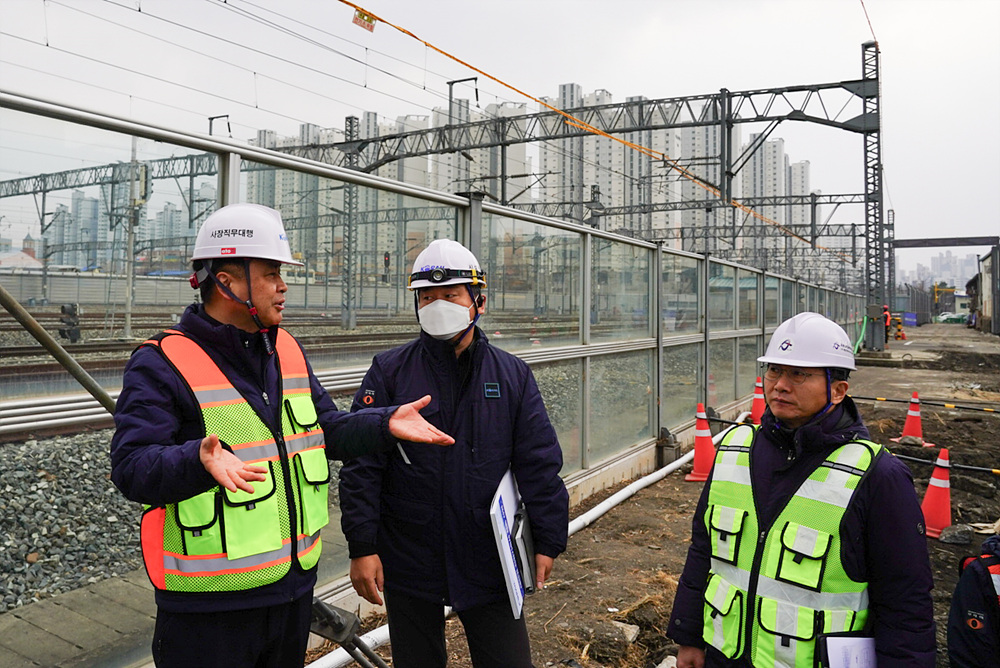 정정래 코레일 사장직무대행(사진 왼쪽)이 15일 오전 경부선 열차 운행선 인접 공사 현장을 점검했다.(사진=코레일)