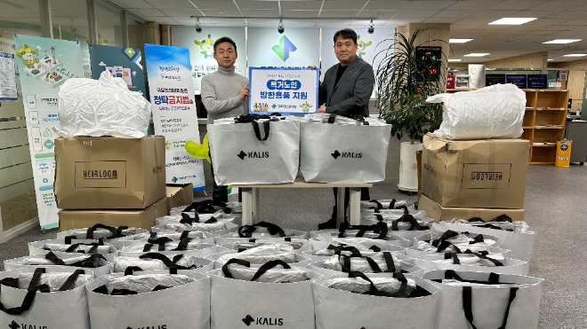 방한용품 전달 전경.(왼쪽 진주노인통합지원센터 고병갑 팀장, 오른쪽 관리원 운영지원실 서원진 팀장).(사진=국토안전관리원)