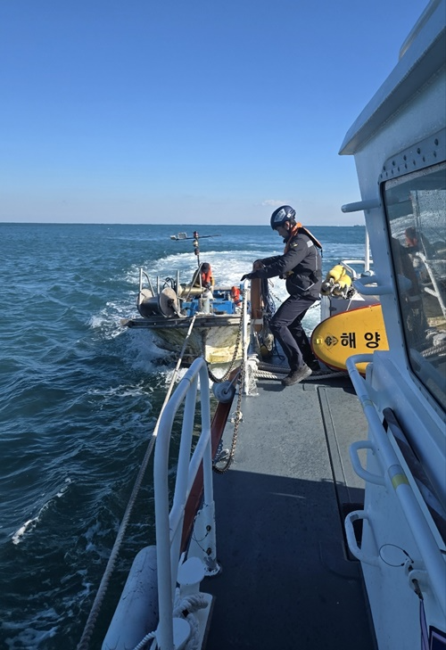 침수어선을 예인하고 있다.(사진제공=울산해양경찰서)