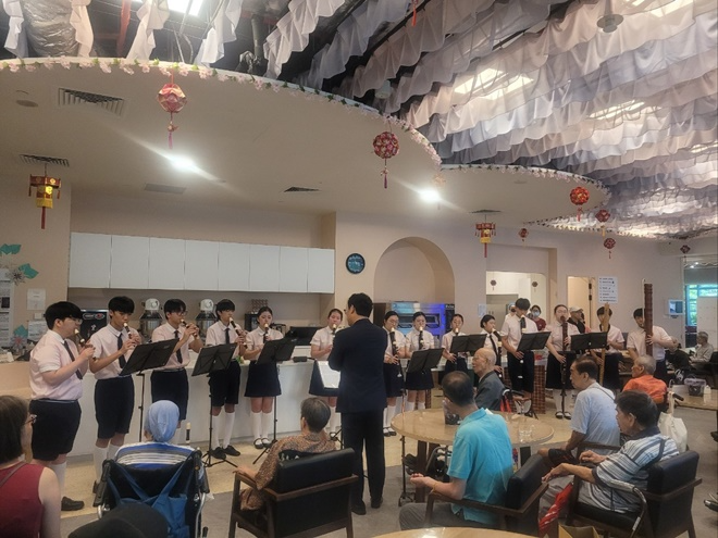 기장청소년리코더합주단이 싱가포르에 있는 HCA 요양시설을 방문해 공연하고 있다.(사진제공=부산 기장군)