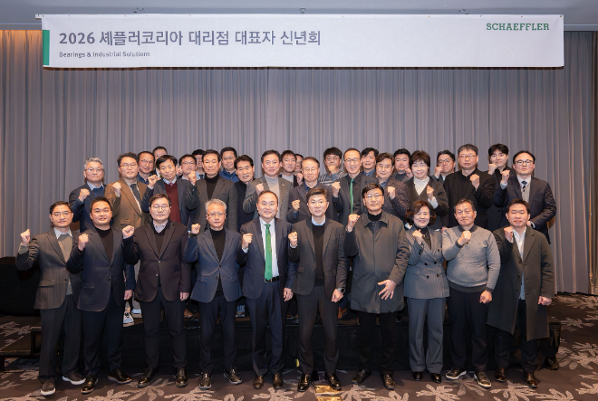 셰플러코리아 김영규 부사장(첫줄 왼쪽에서 다섯번째)을 비롯한 29개 대리점 대표들이 27일 신년회에서 기념촬영하고 있는 모습.(사진=셰플러코리아)