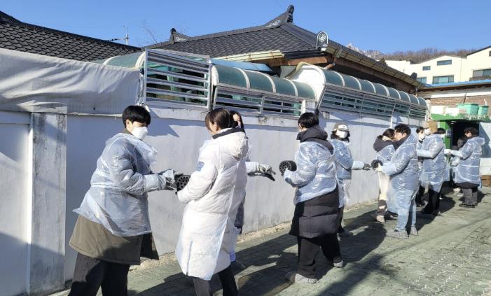 사회적협동조합 따듯한세상 관계자들과 자원봉사자들이 연탄 배달 봉사를 하고 있다.