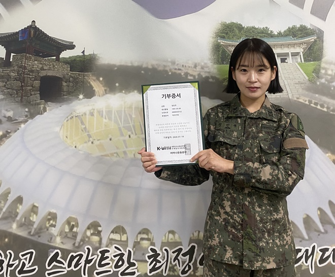 정민주 중사가 5년간 정성을 들여 기른 머리카락을 어머나운동본부에 기증하고 기념촬영.(사진제공=제53보병사단)