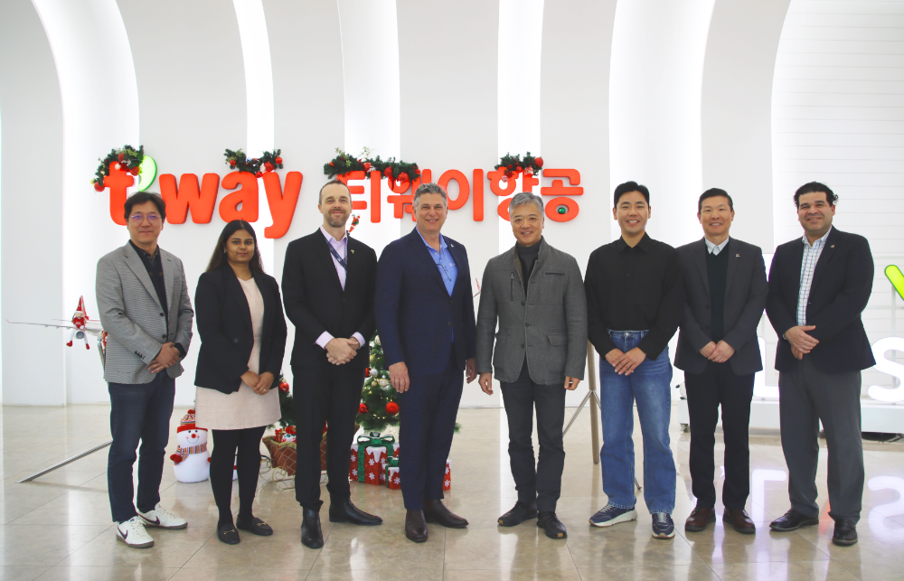 하승홍 티웨이항공 운항 담당임원(오른쪽에서 네 번째), 마일스 브라운(Myles Brown) 보잉 글로벌 안전 관리국 총괄(왼쪽에서 세 번째), 앤드류 굿살(Andrew Goodsall) 보잉 아시아태평양 총괄 수석 기장(왼쪽에서 네 번째) 및 관계자들이 서울 강서구에 위치한 티웨이항공 훈련센터에서 기념 촬영하고 있다.(사진=티웨이항공)