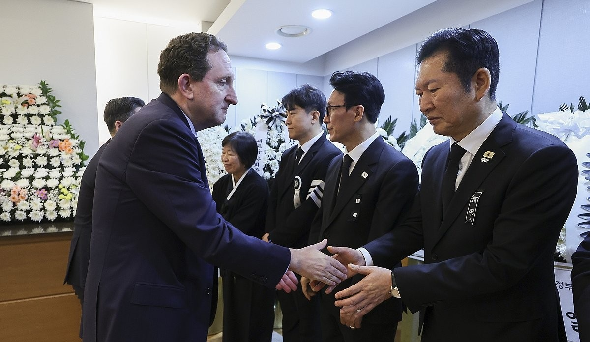 제임스 헬러 주한 미국대사대리, 이해찬 전 총리 빈소 조문(사진=연합뉴스)