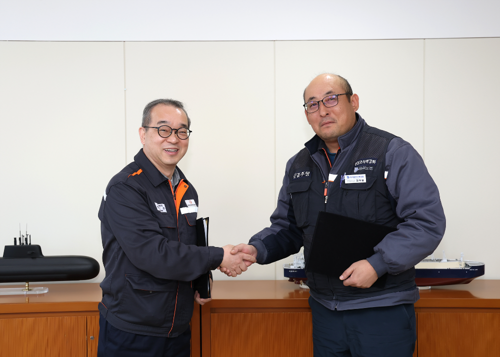 한화오션 경영지원실장 정인섭 사장(왼쪽)과 전국금속노조 경남지부 한화오션지회 강주용 수석부지회장(오른쪽)이 발전적인 노사관계 구축을 위한 합의서에 서명한 뒤 악수하고 있다.(사진=한화오션)