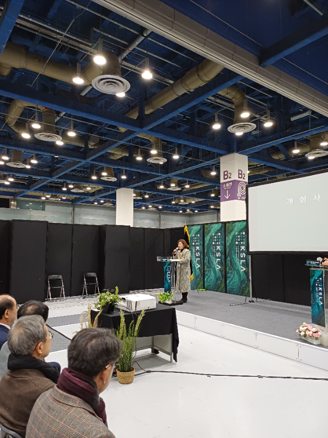 남은희(사)한국조경협회 회장이 29일, 코엑스에서 열린 ‘2026 대한민국조경정원박람회에서 인사말을 하고 있다.(사진=로이슈)
