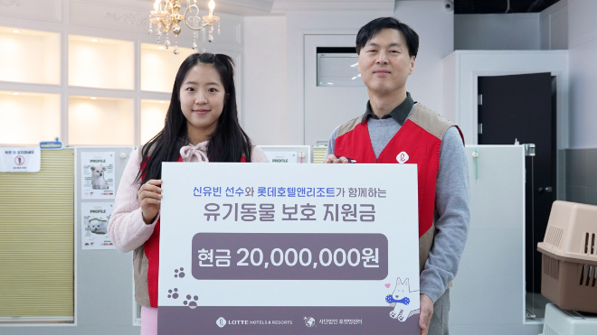 지난 28일, 신유빈 선수와 이정주 롯데호텔앤리조트 마케팅 본부장이 기념 촬영을 하고 있다. (사진=롯데호텔앤리조트)