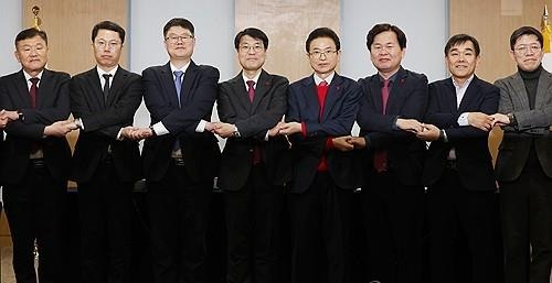 행정 통합 위해 손 맞잡은 대구·경북(사진=연합뉴스)