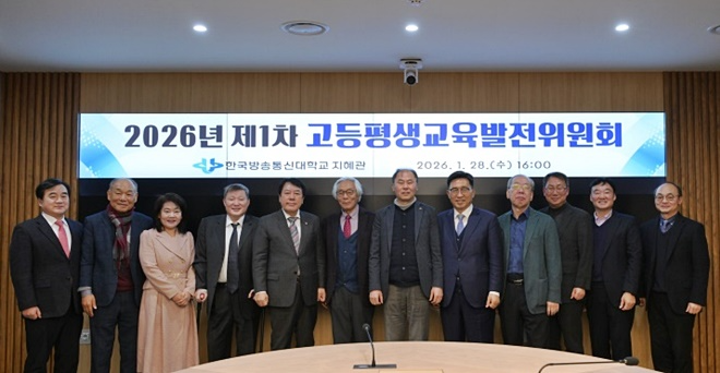 아이넷방송 박준희 회장(사진왼쪽 다섯번째) 등 주요 참석자들과 기념촬영.(사진제공=아이넷방송)