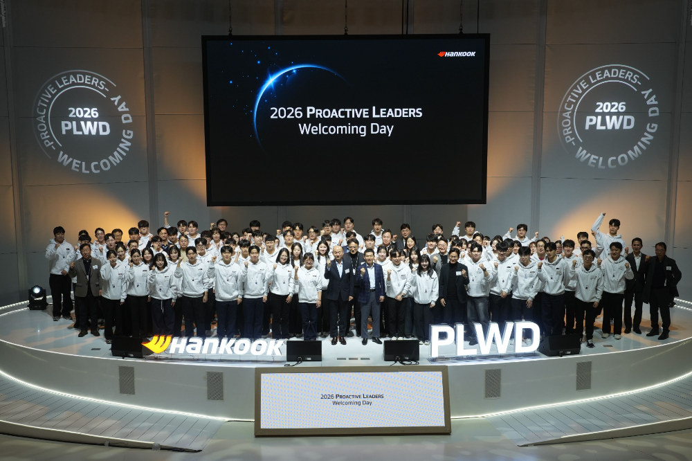 지난 29일 대전광역시 유성구 한국테크노돔에서 개최된 ‘2026 프로액티브 리더스 웰커밍 데이’에서 한국앤컴퍼니그룹 신입사원과 임직원이 기념촬영을 하고 있다.(사진=한국앤컴퍼니그룹)