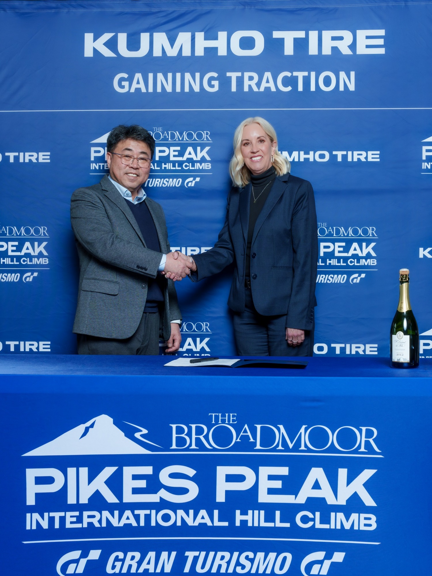 (왼쪽부터) 금호타이어 북미마케팅부문 윤장혁 상무, PPIHC 멜리사 아이크호프(Melissa Eickhoff) CEO가 MOU 체결한 뒤 사진촬영을 하고 있다.(사진=금호타이어)