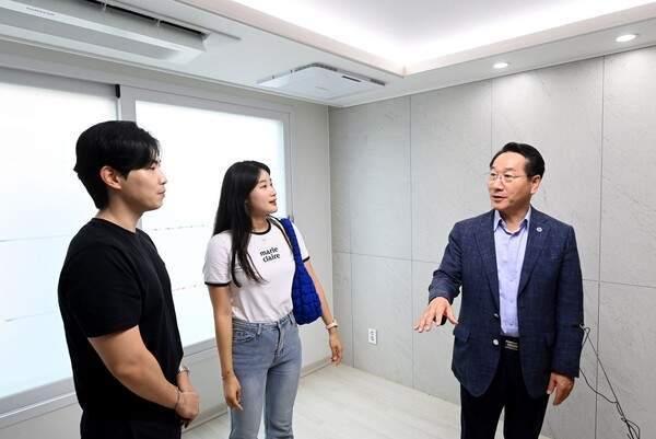 유정복 인천시장이 2025년 7월 31일 부평구 십정동 천원주택 현장을 방문해 신혼부부와 집을 살펴보고 있다.(사진=인천시)