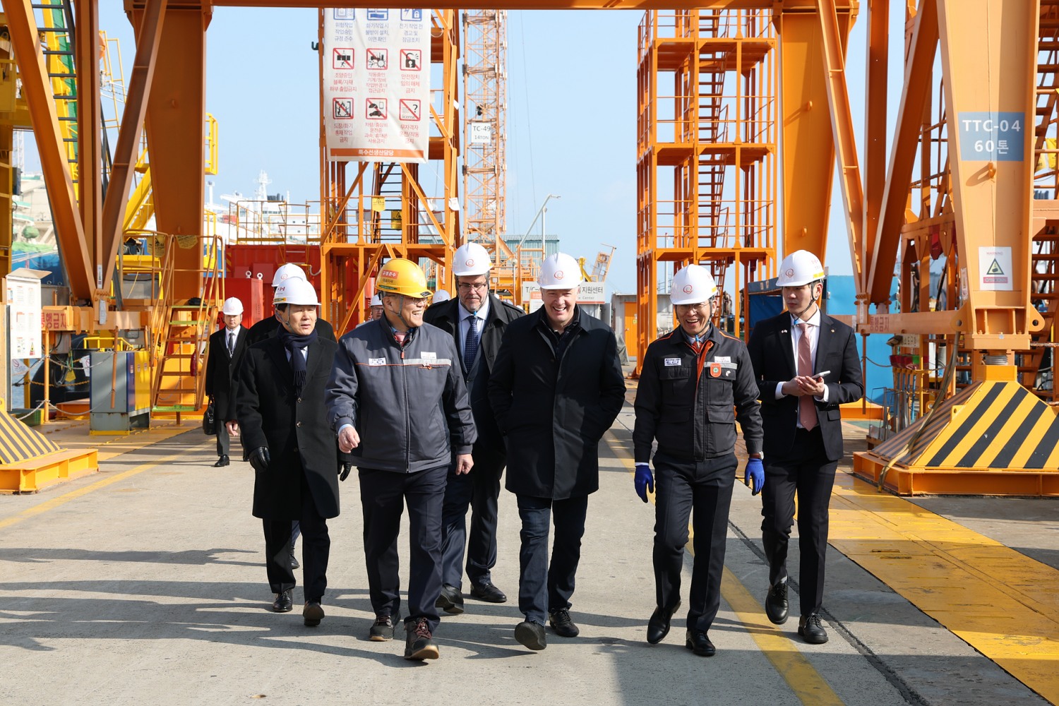 스티븐 퓨어 캐나다 국방조달 특임장관(가운데)이 2일 한화오션 거제사업장을 방문해 국방부 이두희 차관(왼쪽 첫번째), 김희철 한화오션 대표(왼쪽 두번째)와 함께 캐나다 CPSP 사업에 제안한 장보고-III 배치-II 선도함인 장영실함에 승함하는 등 생산시설을 돌아봤다.(사진=한화오션)