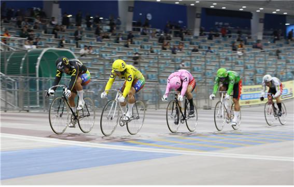 광명스피돔에서 열린 특선급 경주에 출전한 선수들이 결승선 앞에서 경합을 벌이고 있다.(사진=국민체육진흥공단)