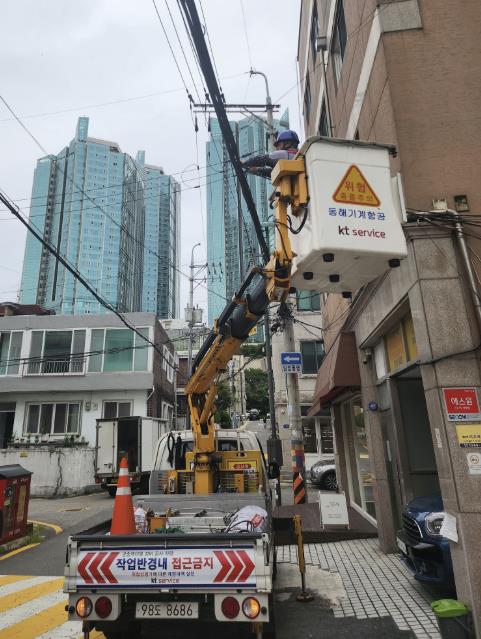 마포구가 도시미관 개선과 보행 안전 확보를 위해 공중케이블 정비 작업을 진행하고 있다.