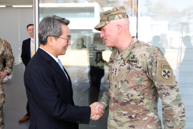 김동연 경기도지사, 미8군 사령관과 한미동맹 강화 논의 / 경기도