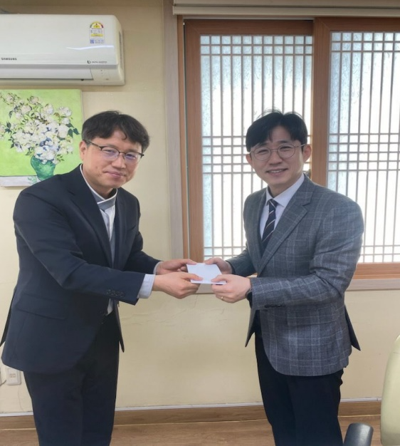 군산보호관찰소장(사진우측)이 노인주거복지시설 ‘보은의집’에 방문해 성금을 전달하고 있다.(사진제공=군산보호관찰소)