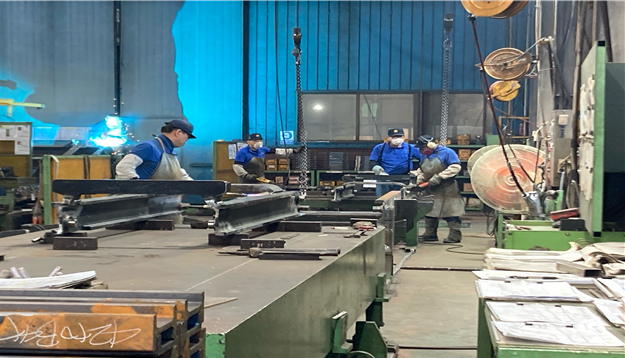 남동공단 철강 제조 공장에서 근로자가 철판 가공 작업을 하고 있다. / 인천시