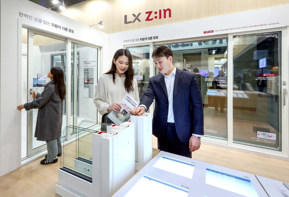 '2026 코리아빌드위크(킨텍스)' LX하우시스 전시관을 방문한 관람객들이 에너지소비효율 1등급의 '뷰프레임 창호'를 살펴보고 있는 모습.(사진=LX하우시스)