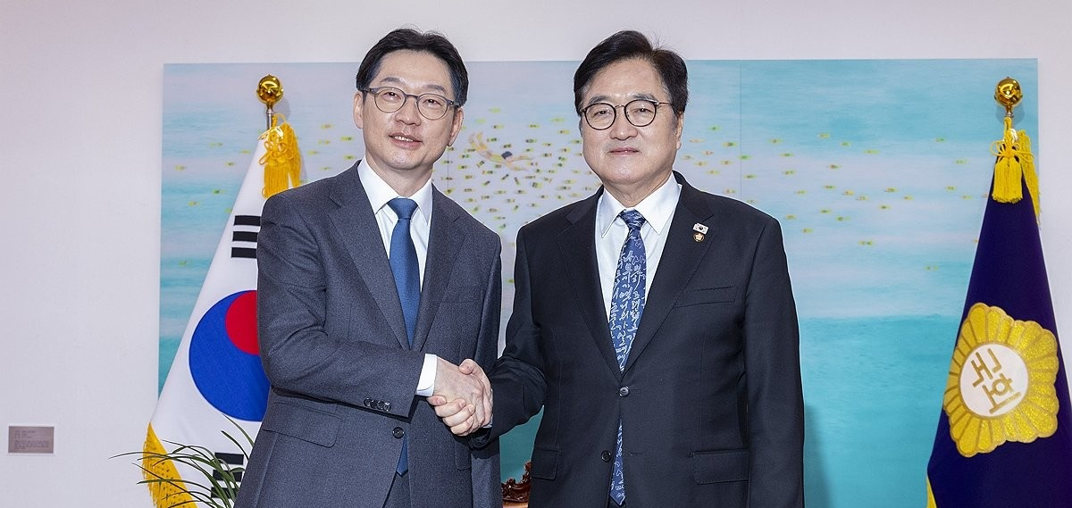 우원식 국회의장, 김경수 지방시대 위원장과 악수(사진=연합뉴스)