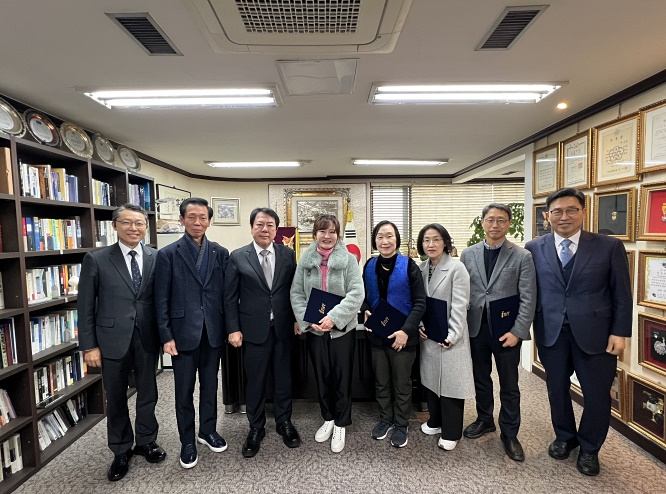 (사진왼쪽부터) 참인 세무법인 장일현 대표세무사, 태백가덕풍력발전 한기덕 대표이사, 아이넷방송그룹 박준희회장, 한국방송통신대학교 특임교수 류재춘, 차병원 차광은 고문, 한국방송통신대학교 최윤경 교수, 한국방송통신대학교 이병래 부총장, 대한민국 헌정회 농림해양수산식품 김춘진 위원장. (사진제공=아이넷방송)