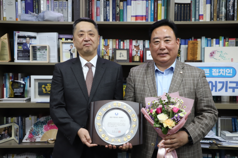 어기구 (오른쪽) 국회의원 (사진=의원실)