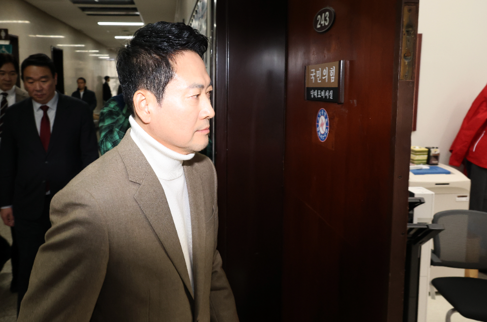 국민의힘 장동혁 대표가 5일 국회에서 당내 사퇴론과 재신임 투표론 관련 입장 발표 기자간담회에 입장하고 있다.(사진=연합뉴스)