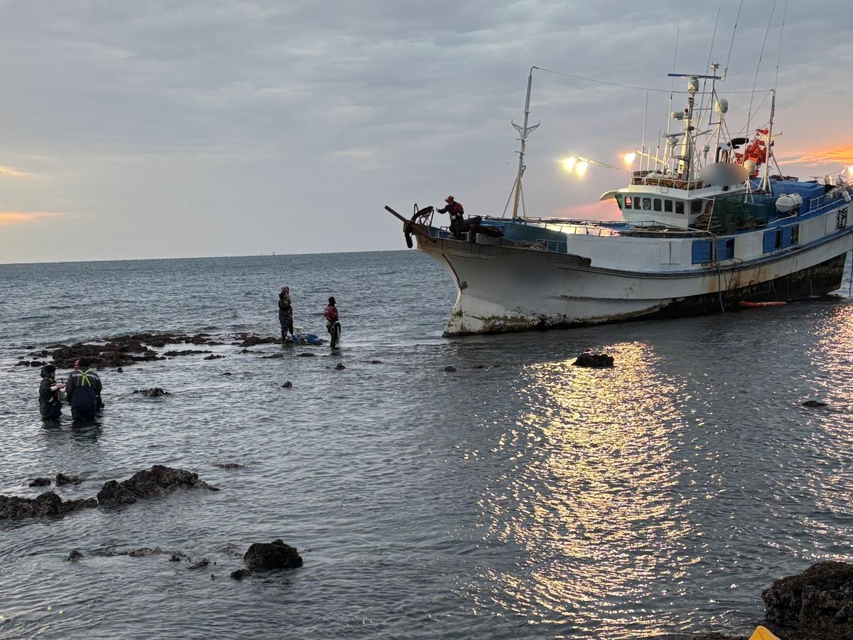 제주 서귀포시 성산읍 신풍포구 해상에서 좌초한 어선(사진=연합뉴스)