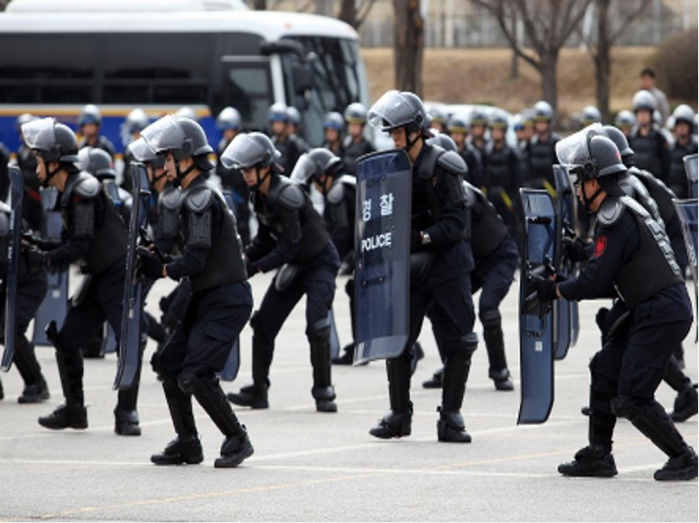 윤보한·김효진 연구진(2025)에 따르면 집회·시위 참여자, 경찰, 일반시민 간 경찰 대응의 공정성에 대한 인식 격차가 크게 나타났다. 연구진은 "같은 집회 현장을 두고도 집단별로 체감이 크게 다르다"며 "예측 가능한 기준과 일관된 법 집행, 신고 단계부터의 소통 강화가 시급하다"고 강조했다. / 사진출처=연합뉴스 (*본 이미지는 기사내용의 이해를 돕기 위한 것이며 기사 본문과는 무관합니다.)