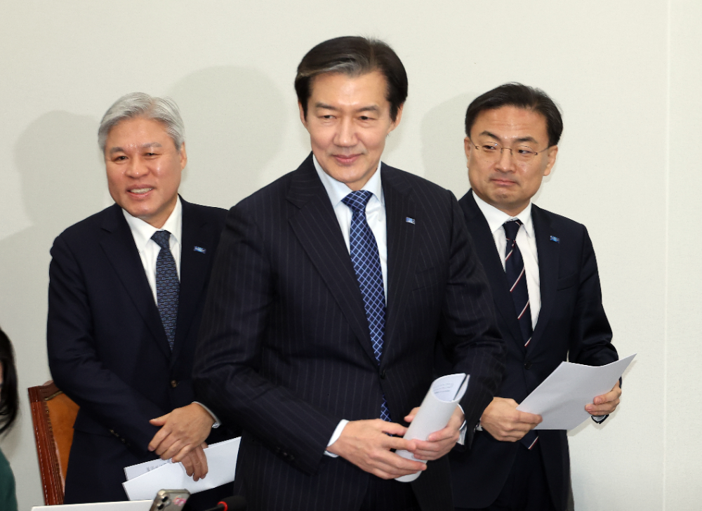 조국혁신당 조국 대표가 8일 국회에서 기자간담회를 열기 위해 입장하고 있다.(사진=연합뉴스)