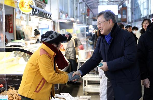 장인홍 구로구청장이 지난달 30일 설을 앞두고 관내 전통시장을 방문해 시장 상인들과 인사를 나누며 애로사항 등을 듣고 있다.