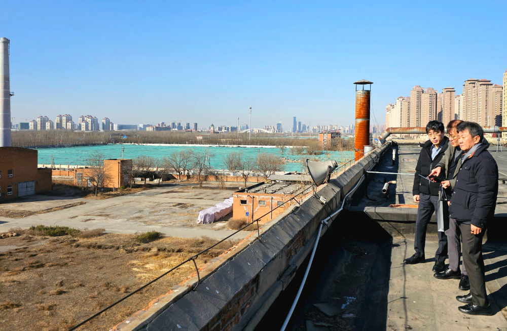 정몽규 HDC그룹 회장(사진 오른쪽)이 계열사 대표들과 중국 내 사업개발 후보지를 둘러보고 있다.(사진=HDC그룹)