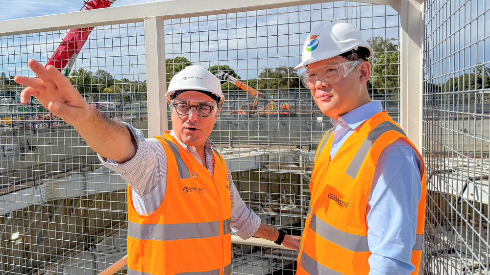 GS건설 허윤홍 대표(사진 오른쪽)가 2024년 수주해 수행중인 SRL현장을 현지 관계자들과 함께 둘러보며 공사진행 현황을 직접 점검하고 있다.(사진=GS건설)