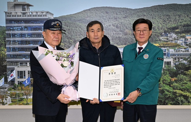무공훈장 전수식 후 정종복 기장군수(오른쪽)와 6·25전쟁 참전유공자 故권중열님 유족 권태영(가운데), 백종표 무공수훈자회기장군지회장(왼쪽)이 기념촬영을 하고 있다.(사진제공=부산 기장군)