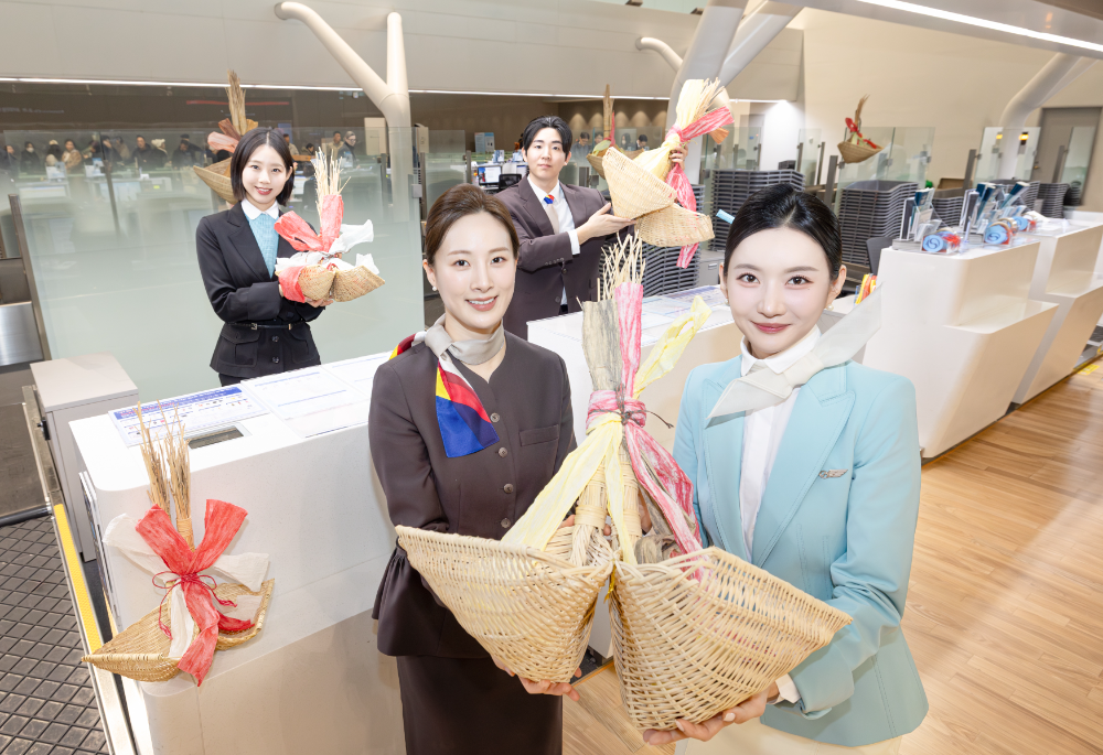 행사에 참여한 양사 직원들이 인천공항 제2여객터미널 탑승 수속 카운터에서 기념촬영을 하고 있는 모습.(사진=대한항공)