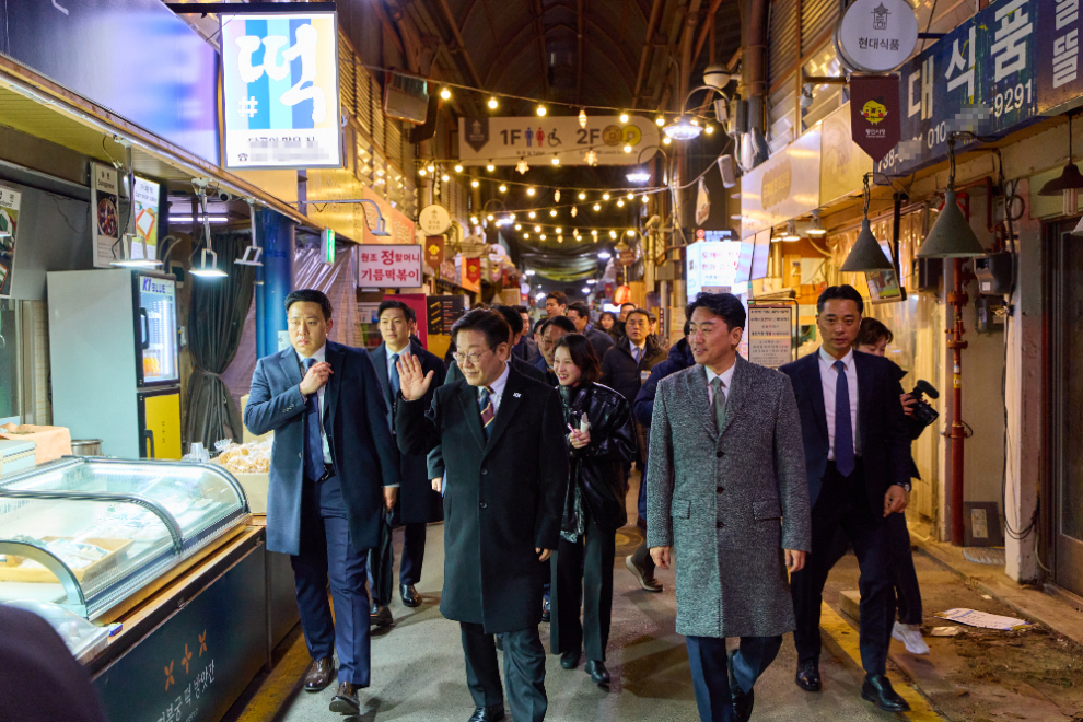 이재명 대통령, 강훈식 비서실장 통인시장 방문(사진=연합뉴스)
