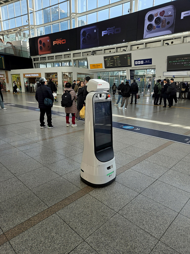 레일이 5G특화망을 기반으로 실증한 서울역 혼잡도 안내 로봇.(사진=코레일)