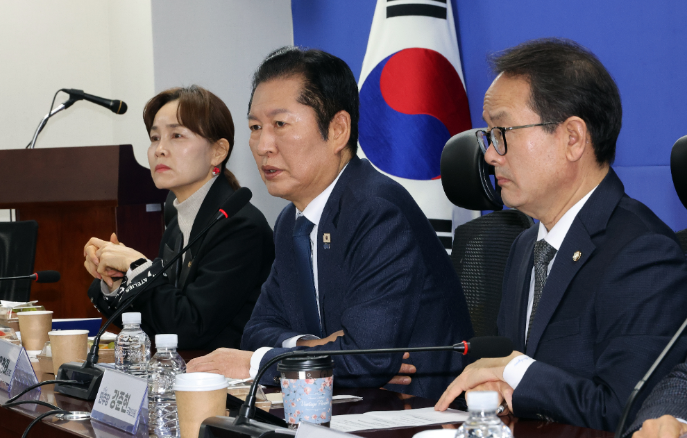 재선 의원들과 간담회 하는 정청래 대표(사진=연합뉴스)