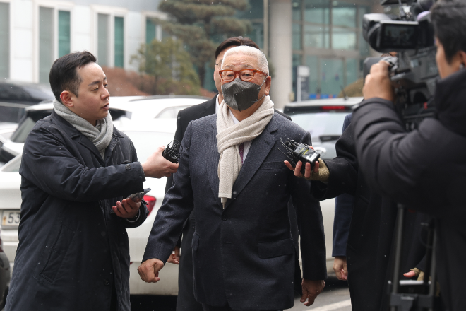 '중처법 1호 사고' 법정 출석하는 정도원 회장. (사진=연합뉴스)