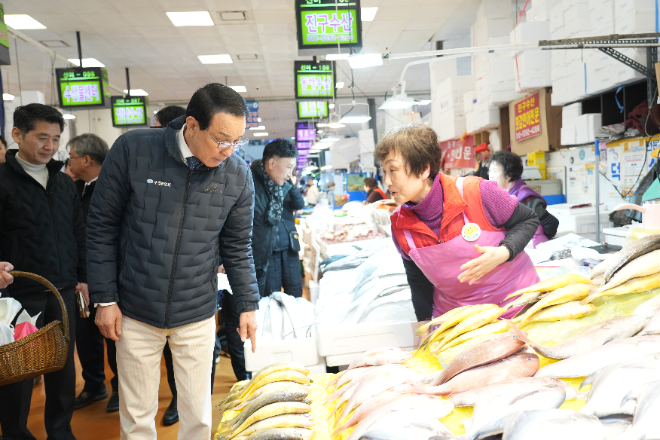 10일 노동진 수협중앙회장(사진 왼쪽)이 서울 동작구 노량진수산시장을 방문해 정부 비축 및 제수용 수산물을 직접 구입하며 현장 가격 동향을 살피고 있다.(사진=수협중앙회)