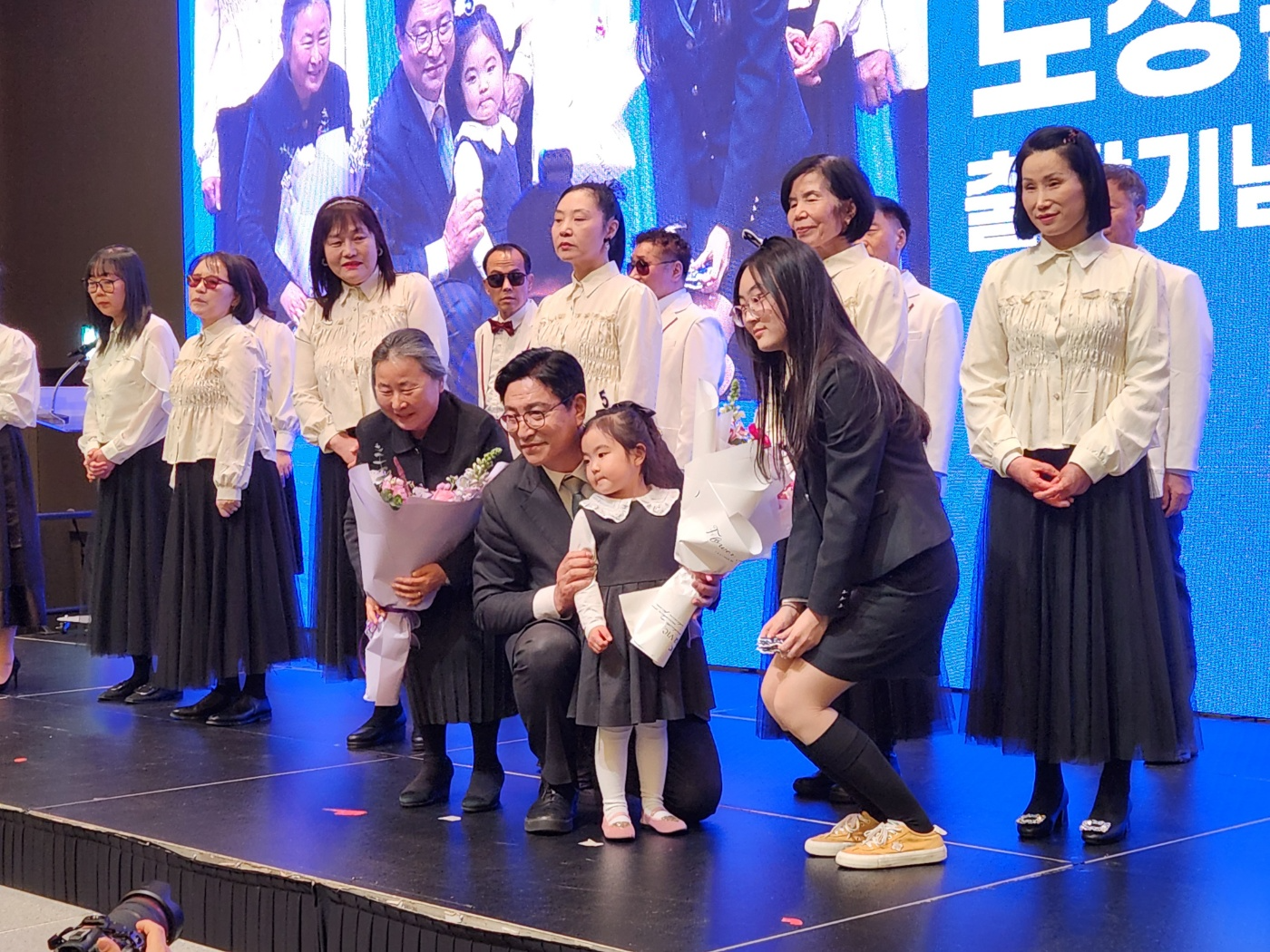 도성훈 인천시교육감과 강순원 한신대 교수가 어린이로 부터 꽃다발을 선사받고 포즈를 취하고 있다.
