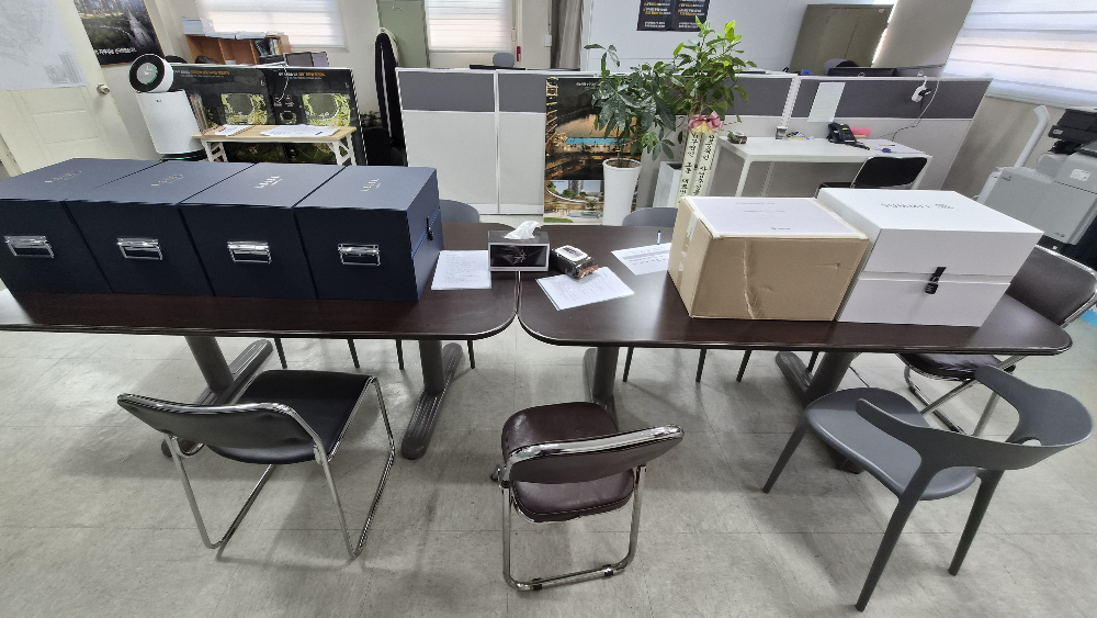 대우건설(우)과 롯데건설(좌)이 성수4지구 재개발조합에 제출한 입찰제안서 상자.(사진=조합)