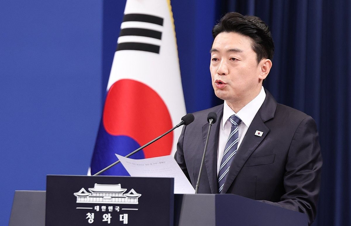 강훈식 대통령비서실장이 11일 청와대 기자회견장에서 이재명 대통령과 여야 양당 대표 오찬 회동에 관해 발표하고 있다.(사진=연합뉴스)